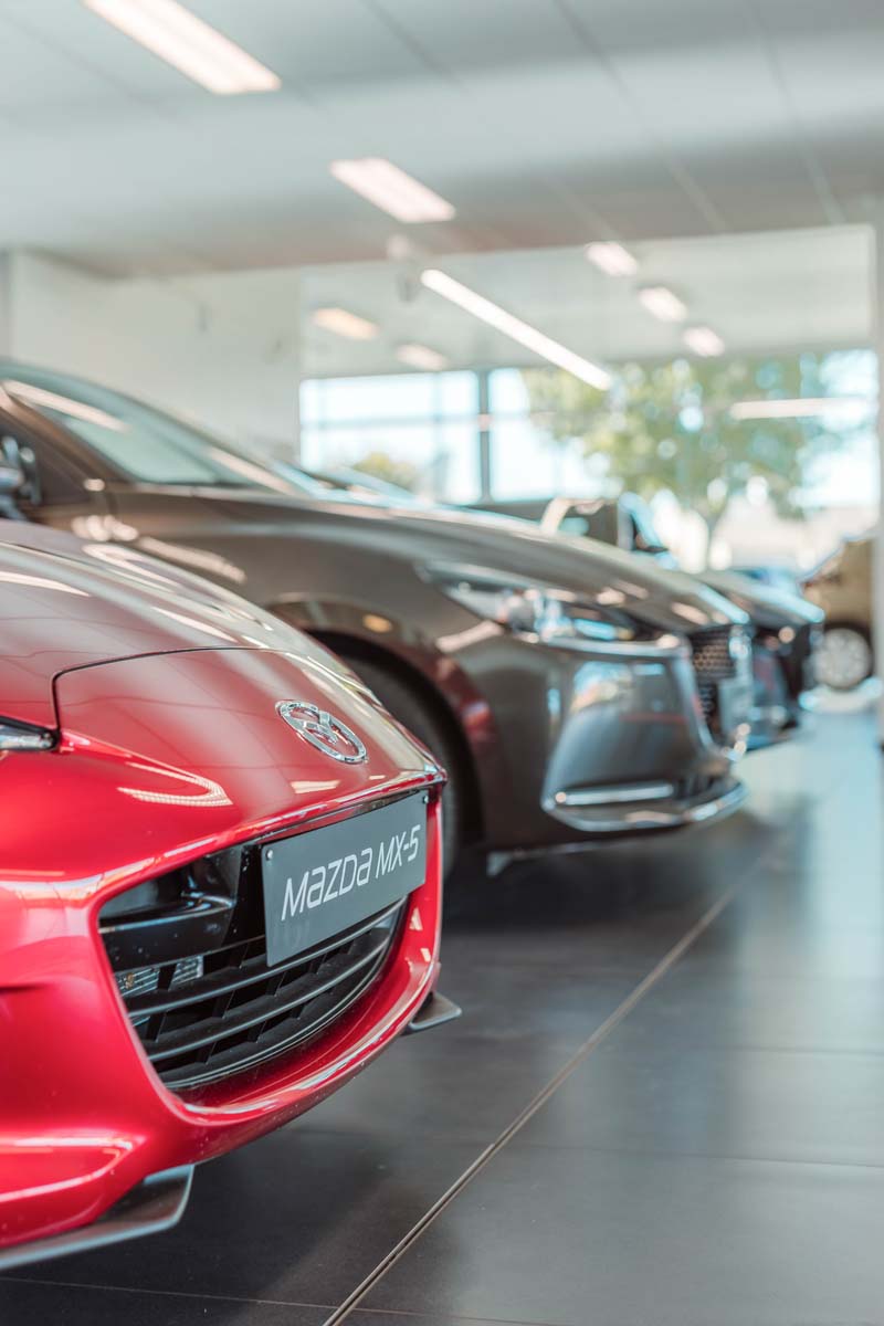 Close-up foto van een rode Mazda