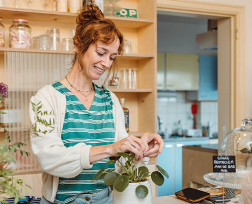 Isabel pakt een plant in