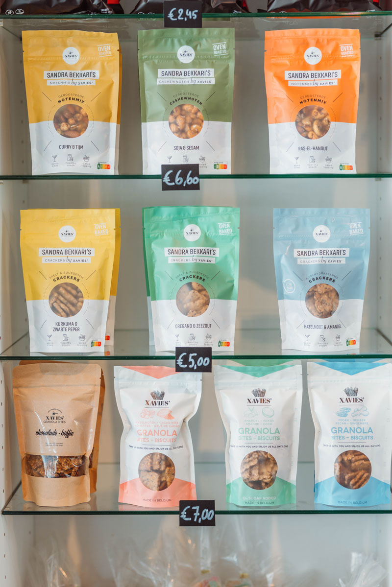 Close up van rek met granola in verschillende smaken.