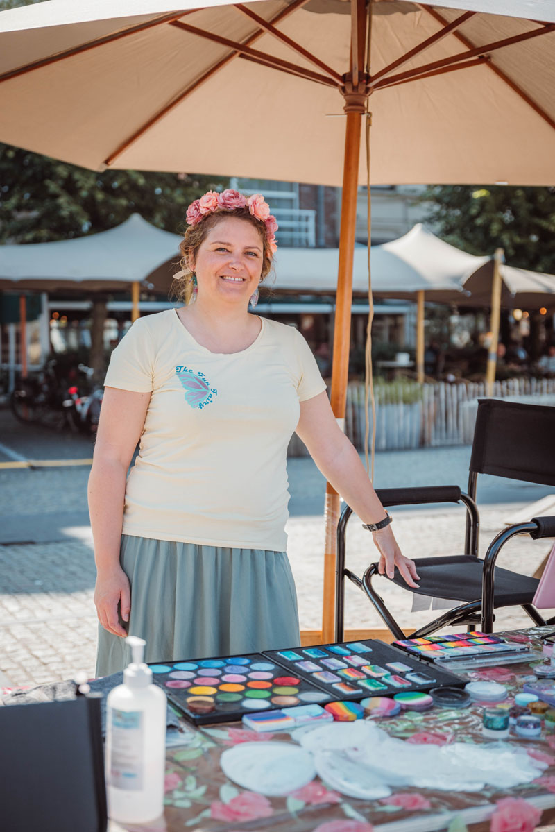 Amélie staat fier aan haar Grimme stand.
