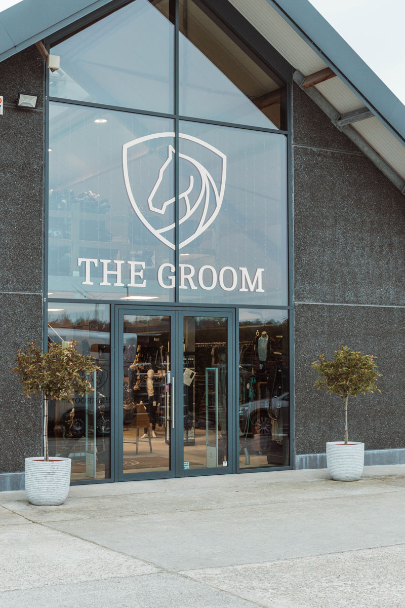 Voorgevel van The Groom met het logo in het groot op.