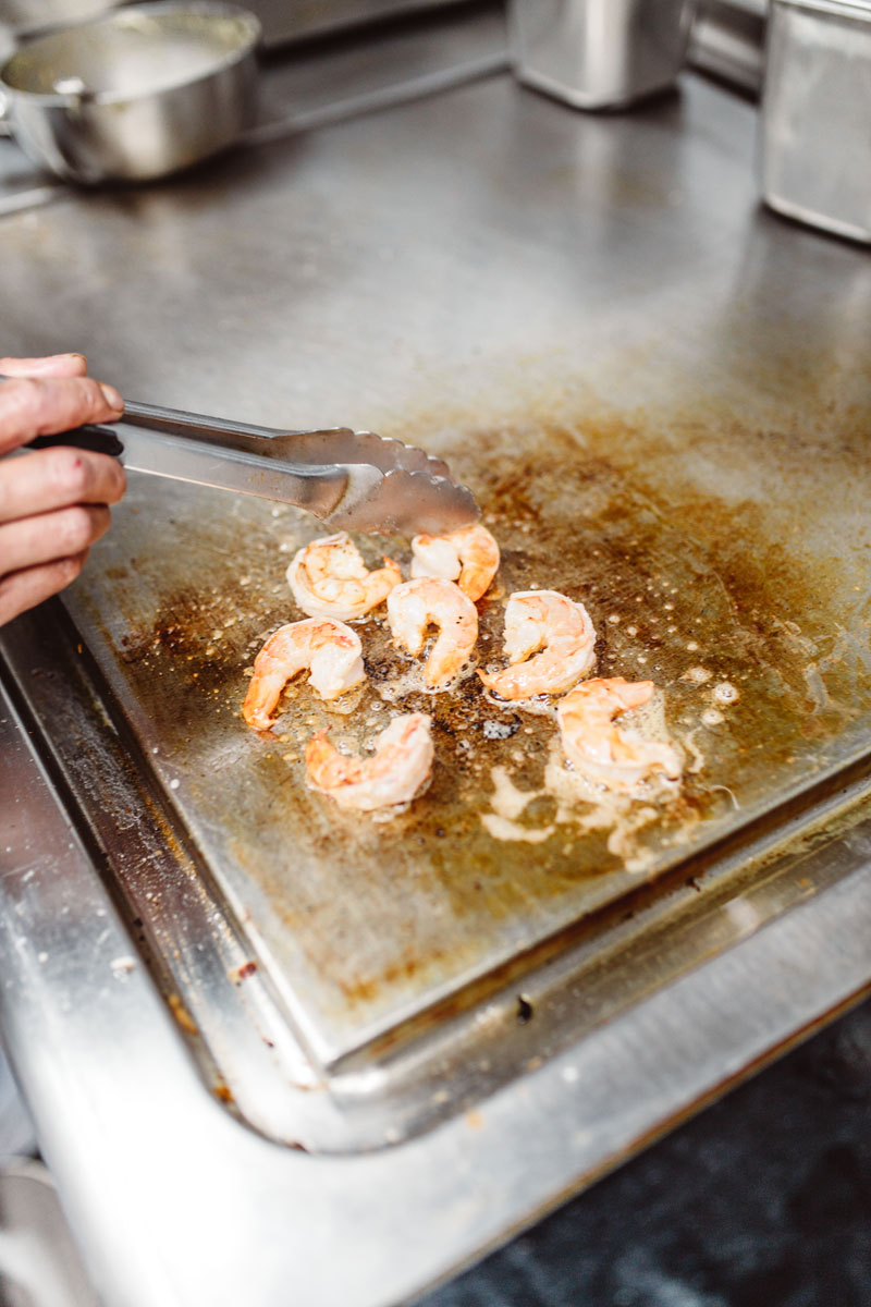 Scampi's worden gebakken.