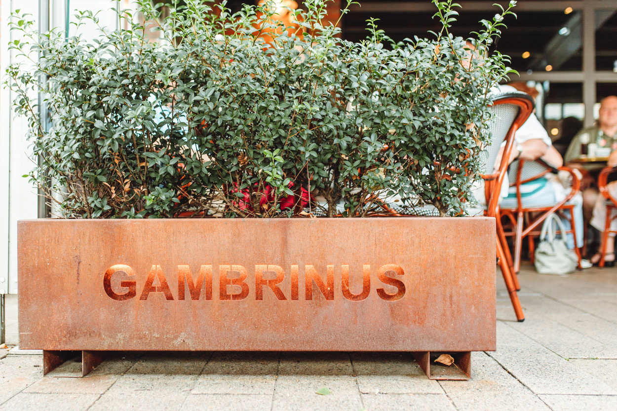 Roestkleurige Plantenbak met de naam Gambrinus in gebrand.