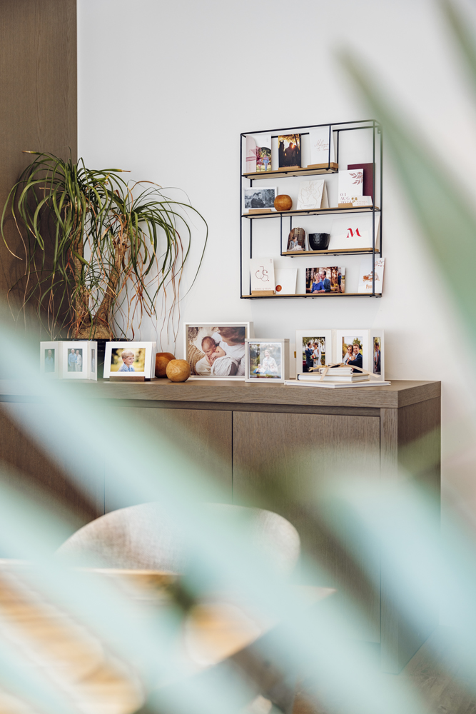 Vergauwe-Eeklove-18 Een commode kast met daarop verschillende fotoproducten met foto's van baby's