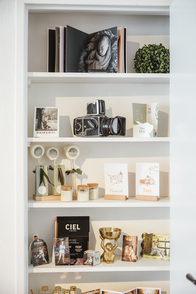 Vergauwe-Eeklove-23 Kast met voorbeelden van geboortekaartjes.