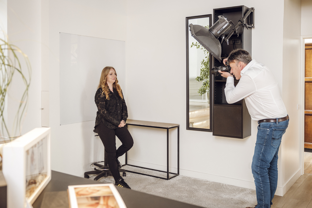 Vergauwe-Eeklove-42 Gino neemt foto's voor pasfoto's van een klant.