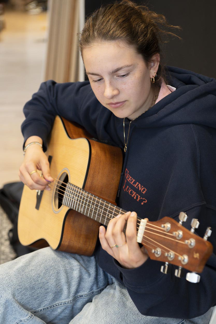 Eeklove-Dolly Dagger-19 Tiener die gitaar speelt