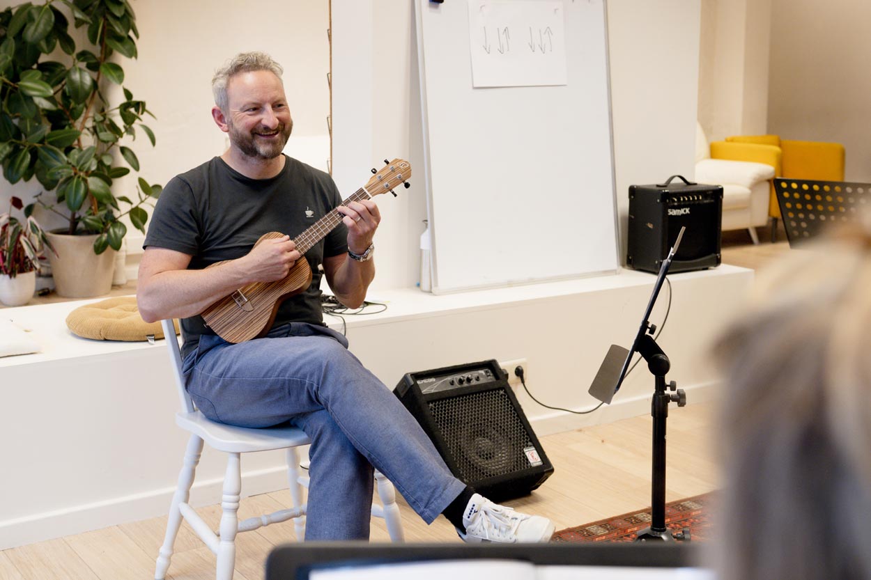 Eeklove-Dolly Dagger-26 Sven Bauwens, glimlachend met ukelele in de hand.
