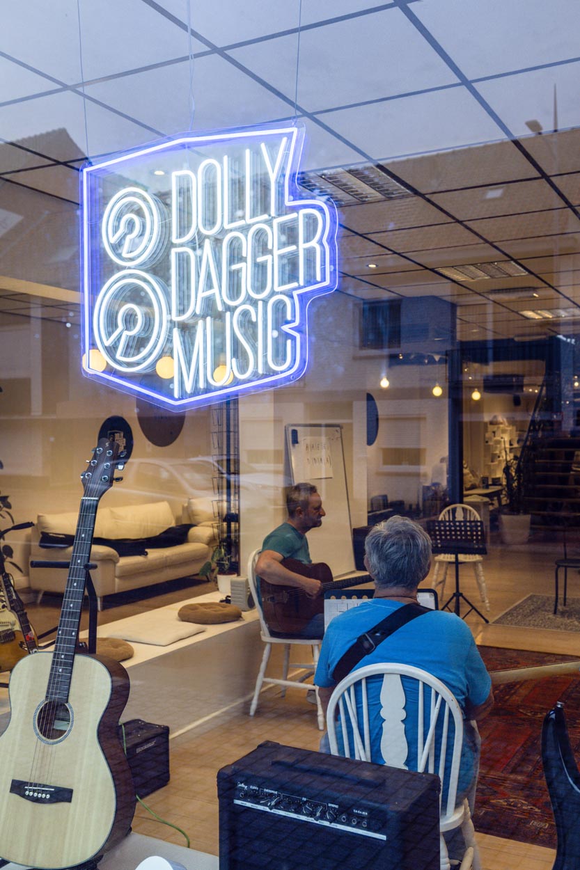 Eeklove-Dolly Dagger-6 Geven en de neon reclame van Dolly Dagger.